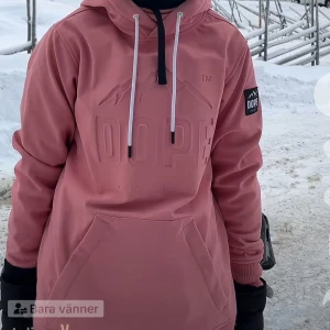Rosa skidjacka från Dope - Snygg rosa skidjacka från Dope med stor logga framtill. Jackan har en bekväm passform med långa ärmar och en praktisk magficka. Perfekt för vinterns äventyr i backen. Säljer då den inte kommer till användning och är ute efter en ny skidjacka