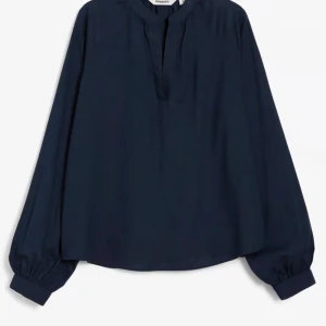 Mörkblå blus - Kommer ej till användning, använt ca 2 gånger 