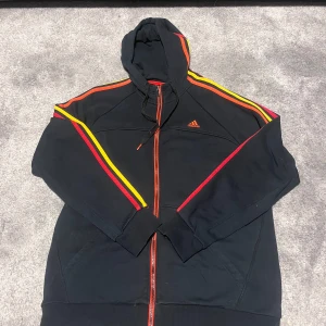 Svart huvtröja från Adidas - Säljer en svart vintage hoodie från Adidas, i  bra skick, kommer inte till användning då den är för stor för mig. liknande säljs runt 500 kr. Bara att skriva vid frågor och funderingar. 