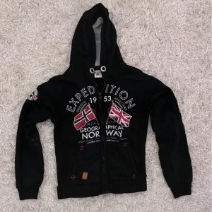Geographical Norway Hoodie - Svart hoodie från Geographical Norway. Knappast använd och i ett bra skick. Storlek S. Skriv vid minsta fundering!!! Mvh Edde 