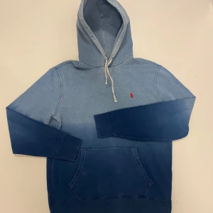 Unik Ralph lauren hoodie - Riktigt fet unik Ralph Lauren hoodie som är i en väldigt cool faded mörkblå färg, den är i väldigt bra skick utan hål fläckar eller liknande💯endast några små slitningar på ärmen, skriv vid minsta fråga eller fundering🔥👍