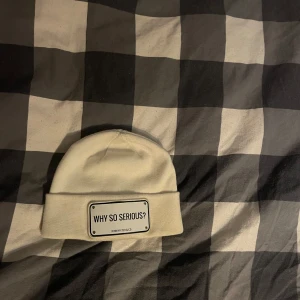 John hatter & co mössa - En vit ”Why so serious” mössa från John hatter & co i bra skick endast använd lite förra vintern. Skriv om ni har funderingar eller liknande