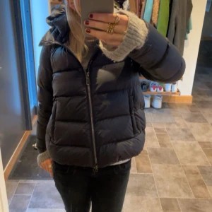 Mörkblå colmar jacka - Säljer min suuper fina colmar dunjacka i mörkblå. Endast använd ca 5 gånger och i helt nyskick! Köpt i november detta år från butiken debut. Köpt för 5999 i strl 36/S. Galge tillkommer och lapp för äkthets bevis💗 skriv om det finns frågor! Pris går såklart att diskutera vid snabb affär💗