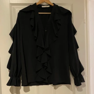 Svart blus från Paris - Superfin blus från en boutique i Paris. Storlek M/L. Hör av dig om du har frågor ❤️