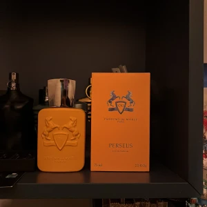 Perseus från Parfums de Marly - Säljer en exklusiv parfymflaska av märket Parfums de Marly, modell Perseus. Flaskan är i en elegant gul färg med ett silverfärgat lock och har en kapacitet på 75 ml. Förpackningen är matchande gul med märkets logotyp i blått. Den är helt ny  och endast prov sprutad. Tar gärna emot byten men säljs till rätt pris. Skriv vid funderingar 