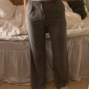 Grå kostymbyxor Zara - Snygga grå kostymbyxor med hög midja och vida långa ben. ✨ Midjemått: 72 cm Innerbenslängd 81 cm För referens är jag 179 cm✨