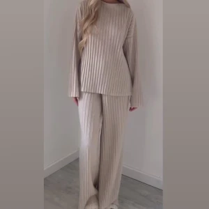 Beige ribbat set från Zara - Säljer detta set från Zara. Aldrig använt. Storlek S i både tröja och byxa, den är lite större i storleken dock. Jätte fint material! Orginal pris är 800kr (för både tröjan & byxan). 