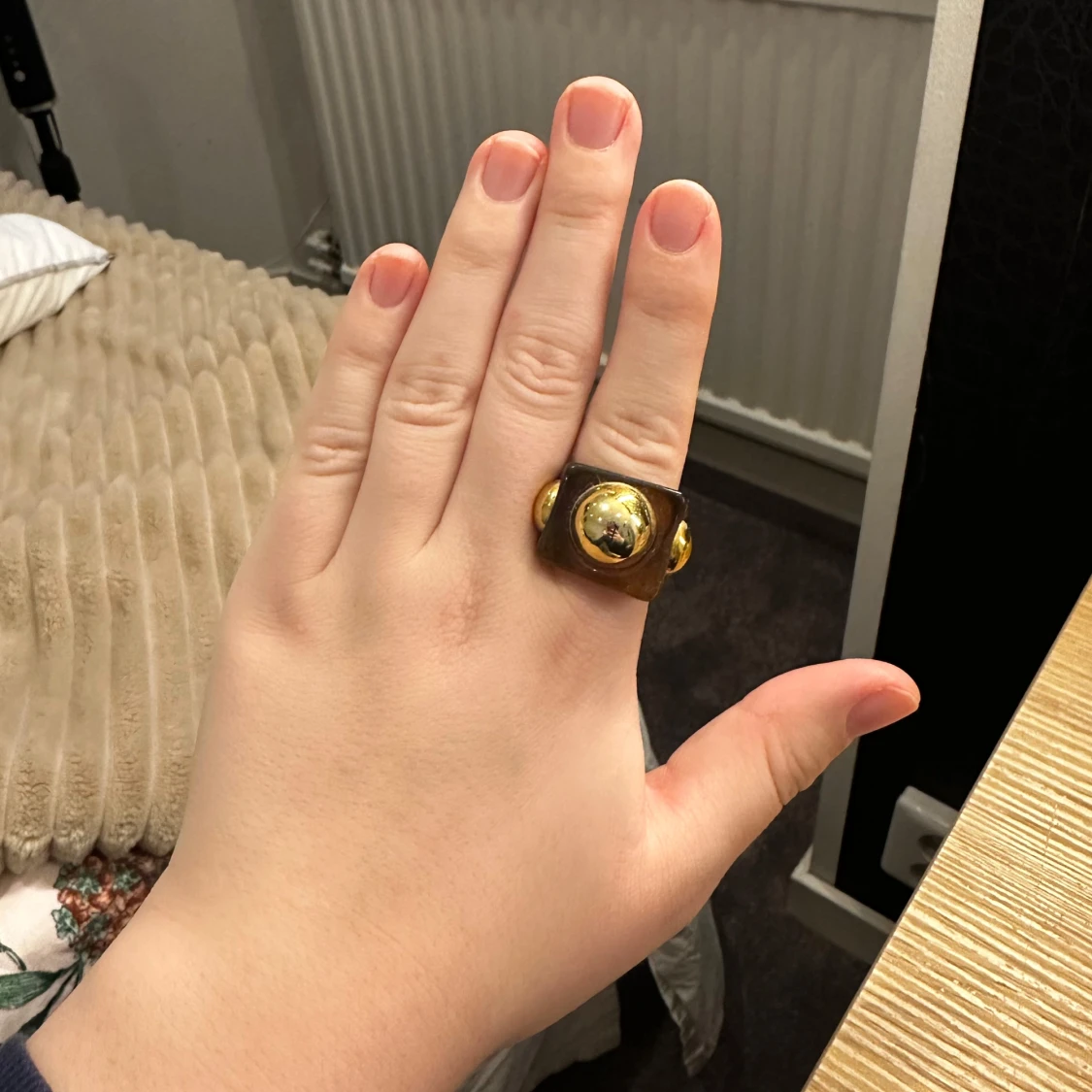 Guldfärgad ring med stora detaljer - 90