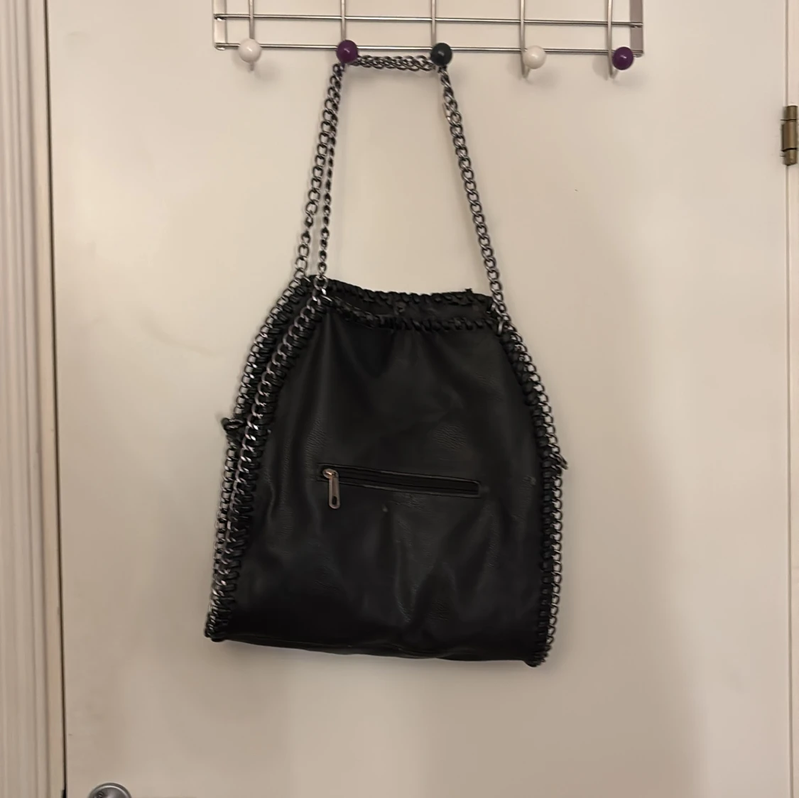Svart axelväska med kedjedetaljer  - 90