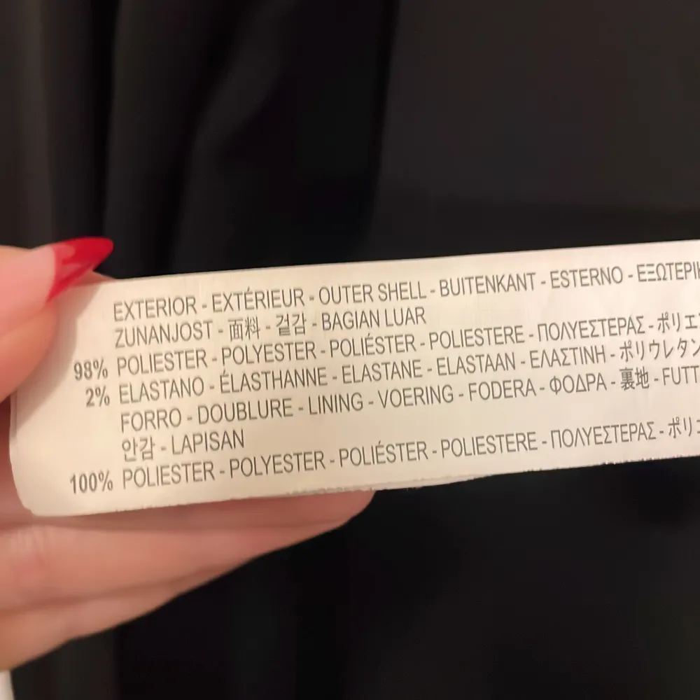 Säljer en elegant svart långärmad topp från Zara Trafaluc med v-ringning och spetsdetaljer. Perfekt för en stilren look.. Neuletakit & Villapaidat.