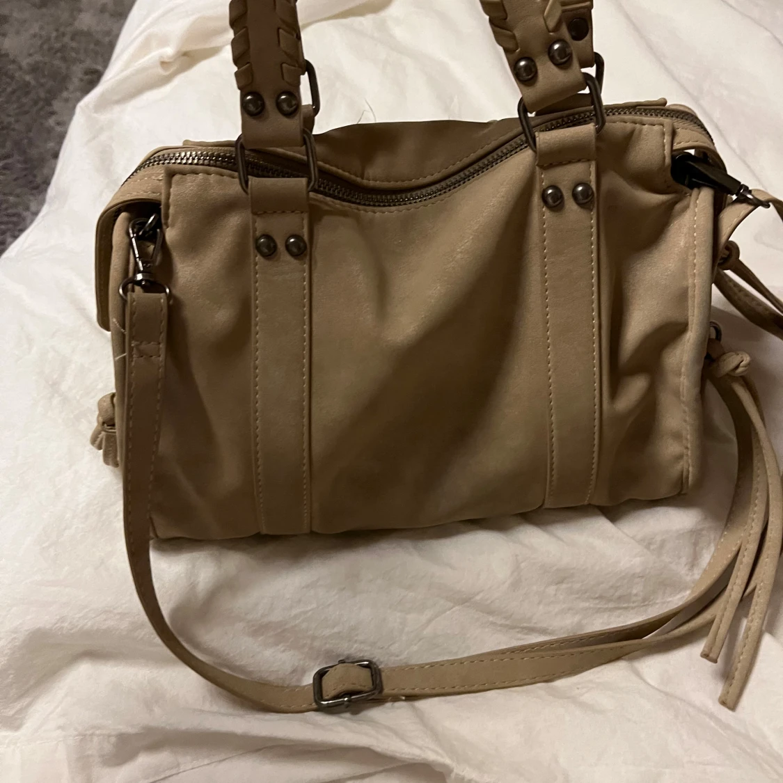 Beige axelväska med dragkedja - 91