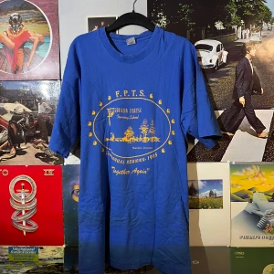 Vintage Single stitch 1995 tshirt  - Säljer en blå t-shirt från Franklin Parish Training School med gult tryck fram och bak. T-shirten har korta ärmar och är i bomull. Perfekt för dig som gillar retro och unika plagg!