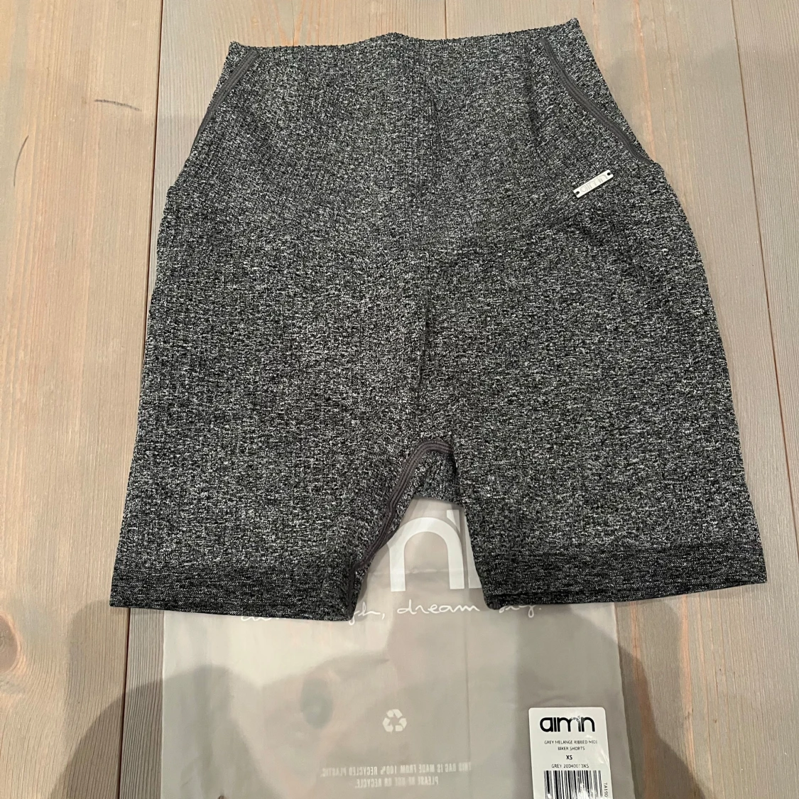 Grå ribbed shorts från Aim'n