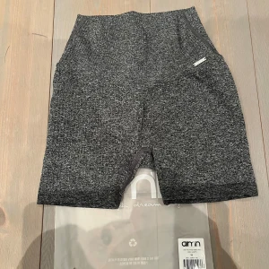 Grå ribbed shorts från Aim'n - Grey melange ribbed shorts från AIM’N. Oanvänt, skickas i förpackning.                    Shorts XS.                                                     Snygga grå shorts från Aim'n i en bekväm passform. Perfekta för träning eller en avslappnad dag. 