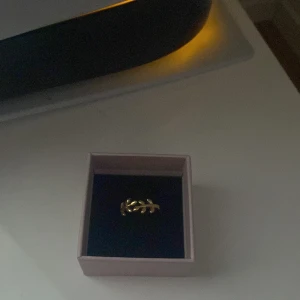 Guldfärgad ring med lövmotiv - Elegant guldfärgad ring med ett vackert lövmotiv. Perfekt för att ge en naturlig touch till din outfit.💕