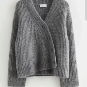Grå stickad kofta från & Other Stories - Populär kofta från other stories💞superfint skick! Nypris när den såldes var 1500❤️ Skulle även kunna tänka mig att byta mot ngt