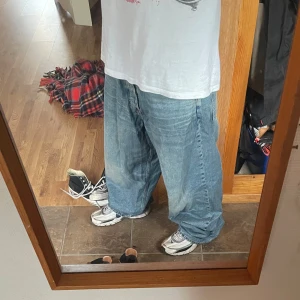 Weekday baggy astro jeans  - Weekday baggy Astro loose jeans endast använda två gånger. Snygg fade som är lite randig i ljusare nyans. Runt ca 500-600 kr nypris.