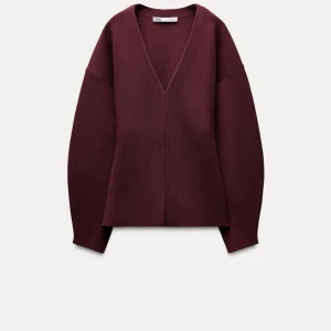 Vinröd kofta från Zara - Snygg vinröd kofta från Zara med en stilren v-ringning. Perfekt för lager-på-lager och att hålla sig varm under kyliga dagar + så snygg . Använd vid endast ett tillfälle 