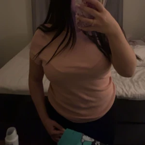 Rosa t-shirt - Säljer en enkel och stilren rosa t-shirt med korta ärmar. 