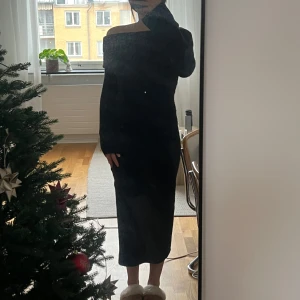 stickad klänning  - svart stickad klänning, offshoulder och slit vid ena benet. Midi-längd🤎 Använd en gång så i nyskick 
