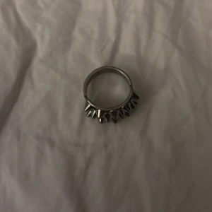 Edblad silvrig ring med nitar - Säljer den här trendiga nitar ringen ifrån Edblad. Mycket bra skick!