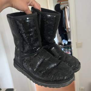 Snygga svarta UGGs med paljetter. Tecken på användning men ändå väldigt fina. Storlek 39 men passar 38-40 
