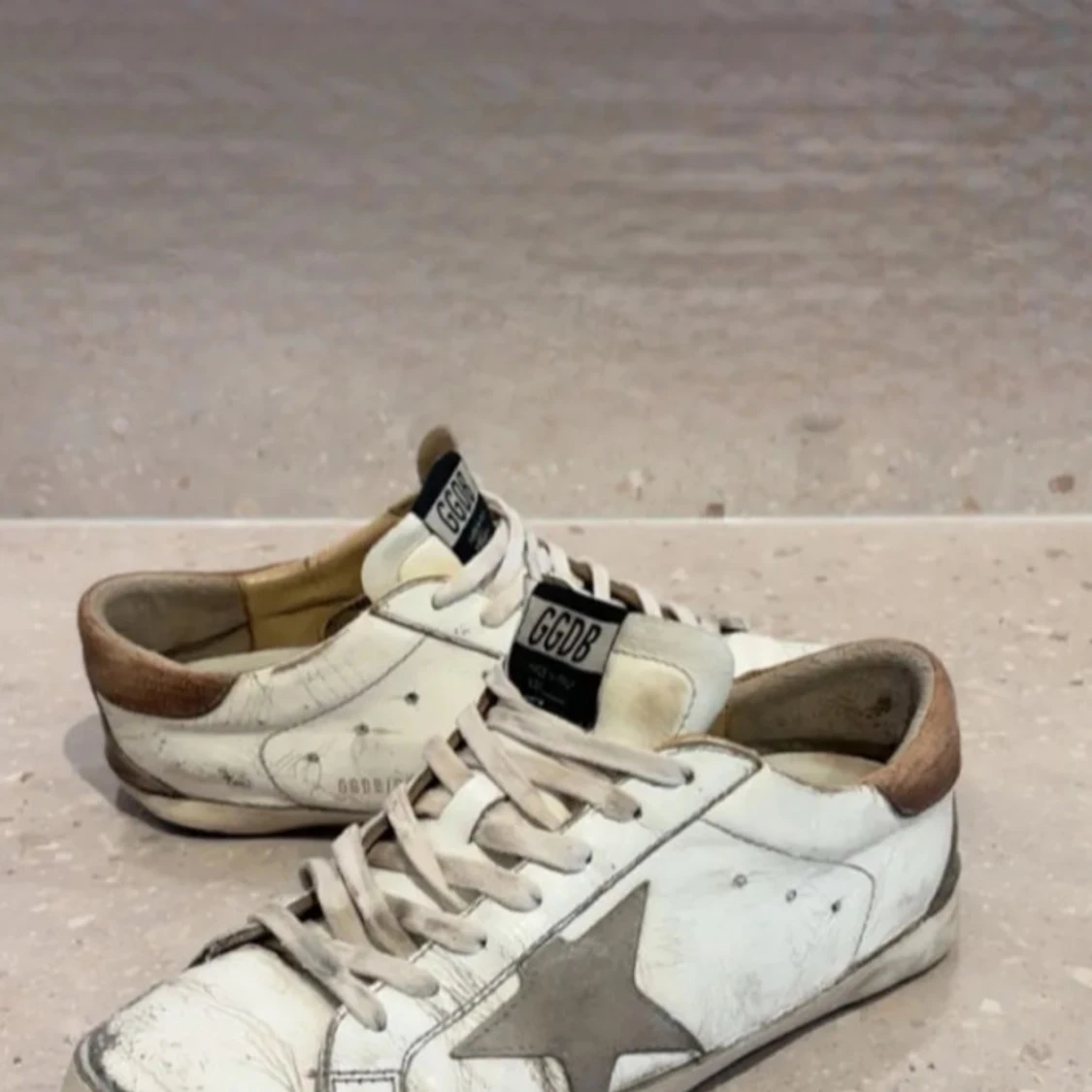 Vita sneakers med stjärndetalj