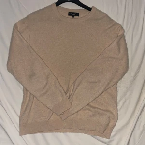 Cashmere tröja - Nu säljer jag en skit snygg och skön cashmere tröja från tailor&son 🔥 det är riktigt bekväm och den är i storleken L men passar M utmärkt  ✅🔥skick 9/10✅ nypris ligger på ca 2000 kr men mitt endast 599🔥🔥 men självklart går priset att diskuteras