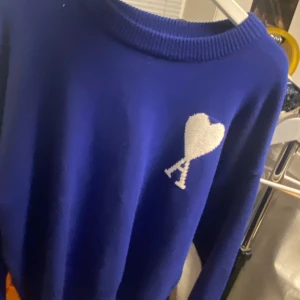 Blå ami Paris tjocktröja  - Blå Ami storlek M men passar L nästan helt oanvänd skick 10/10.