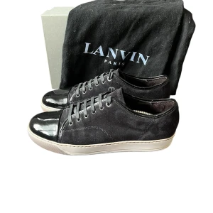 Lanvin Cap Toe Navy Blue | EU 44,5 UK 10 - Säljer dessa väldigt laidback Lanvins i väldigt fint skick✅ | Storlek 44,5 (passar 44,5-45,5) | Dustbags & Replacement-box medföljer | Självklart äkta | Mer bilder finns!