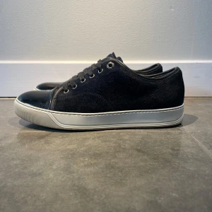 Lanvin skor - Hej! Säljer nu dessa stilrena och snygga skor från Lanvin!🎉Skick: Använda men i bra skick!  .Retailpris: Ca 4500kr. Köp för endast:2499kr!😃 Vid frågor eller funderingar är det bara att höra av dig. Priset går att diskutera!💸