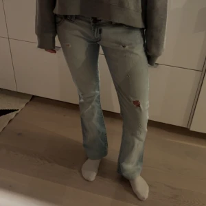 Ljusa jeans med slitningar - Jättefina jeans som tyvärr är lite för korta på mig. Köpta second hand och det står ingen storlek men passar s och mig som vanligtvis har 36🫶