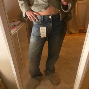 Wide leg jeans från Zara - Säljer ett par klassiska blå jeans från Zara. I Wide leg modell. De är oanvända med prislappen kvar💕