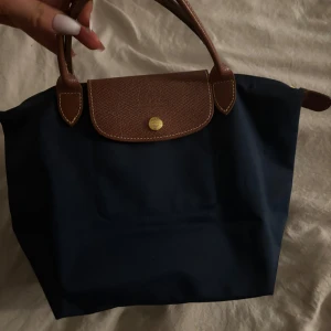 Longchamp väska mini - Superfin longchamp väska i marinblå med bruna och guldiga detaljer