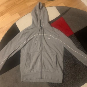 Hugo Boss - Säljer nu min Hugo Boss Hoodie som jag köpte för ett år sen på Zalando för 1399 kr. Den är helt fel fri och i ny skick, inget slitage eller något då jag knappt har använt den. Den storlek M men skulle säga att den skulle sitta fint hos en storlek L också. Säljer pågrund av att jag bytt stil. Kom gärna med frågor och bud. Mer bilder och kvitto kan självfallet skickas vid förfrågan. 