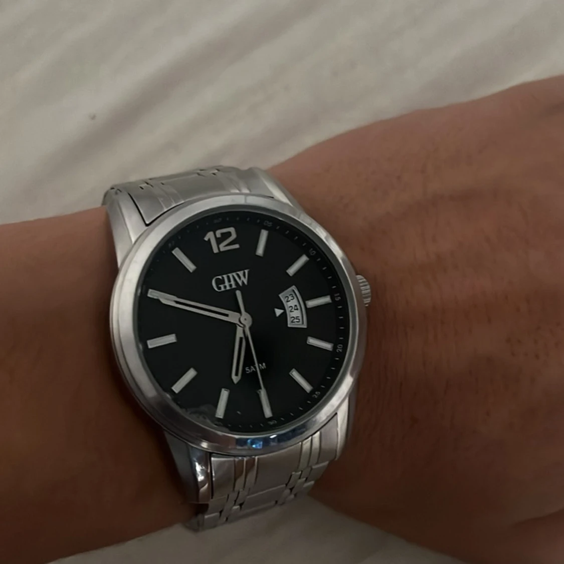 Silverfärgad klocka från GHW - 90