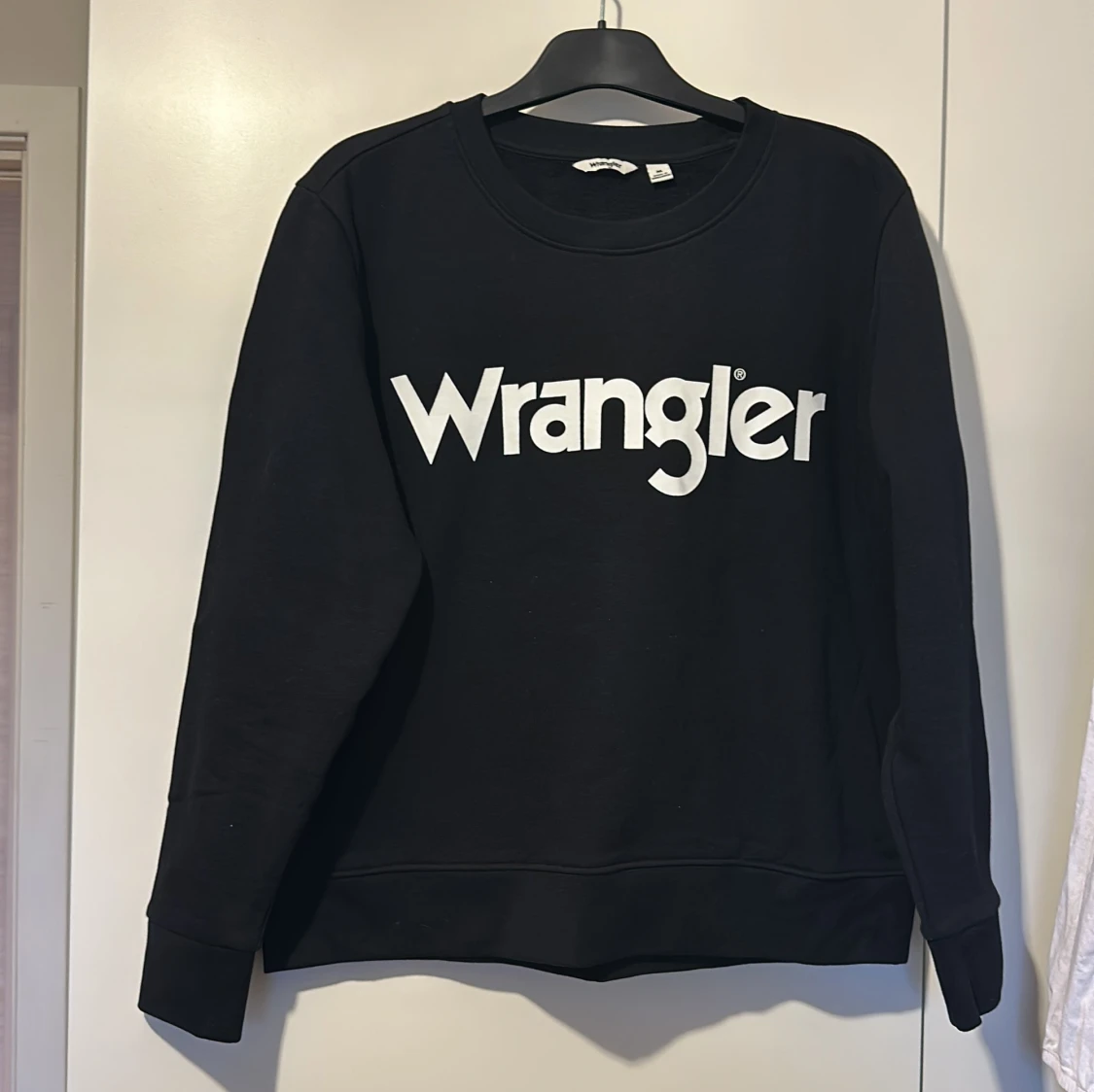Svart sweatshirt från Wrangler