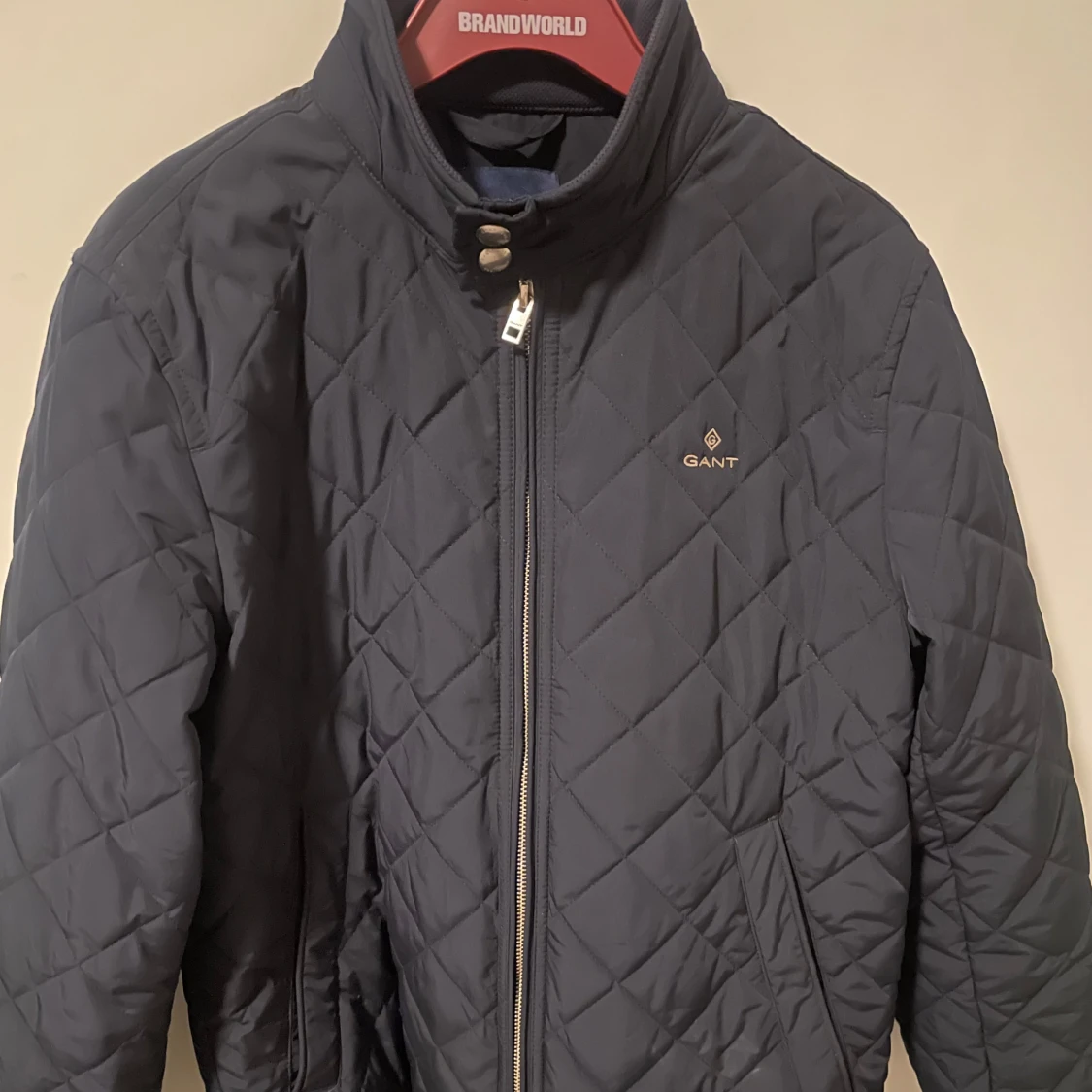 Mörkblå quiltad jacka från Gant