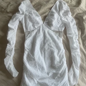 Vit spetsklänning med öppen rygg - En snygg vit spets klänning från Asos som aldrig är använd. Köptes för min student men använde en annan jag istället. Storlek 36 