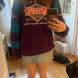 Lila tjocktröja med tryck - Bra skick. Säljer för att den inte längre kommer till användning. Jag vet tyvärr inte vart den är från. Skriv om ni har frågor eller om ni vill ha mått💕