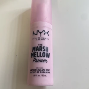 NYX The Marshmellow Primer - NYX The Marshmellow Primer med marshmallowrot-extrakt. Denna primer kommer i en ljusrosa flaska och innehåller 30 ml. Perfekt för att skapa en jämn bas för smink. Har ba använt två  gånger me två tryck 
