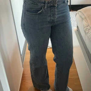Ljusblåa jeansbyxor - Snygga jeans men som tyvärr är för små😊