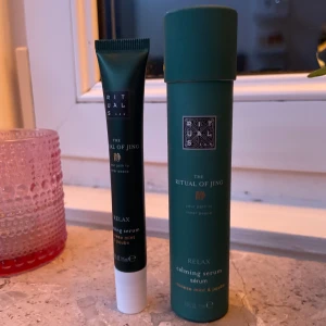 Rituals The Ritual of Jing Relax Calming Serum - Rituals The Ritual of Jing Relax Calming Serum i en grön tub med metallapplikator. Perfekt för att lugna sinnena med en doft av heilig lotus och jujube. Smidig att applicera med den rullande applikatorn. Endast använd 1 gång på handen!