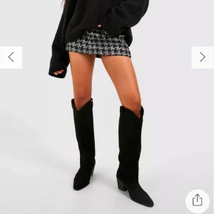 Svarta mocka cowboy boots - Säljer dessa snygga svarta cowboy boots i mocka med spetsig tå och klack 🤍 endast använda en gång