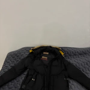 Parajumpers Vinterjacka - Säljer min jacka då den inte kommer till användning. Bra skick. Storlek M. Pris kan diskuteras.