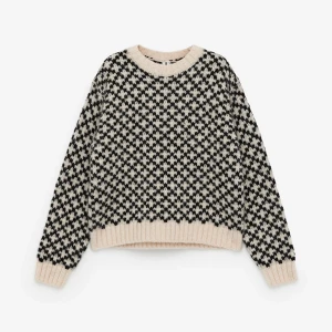 Svartvit alpacka tröja från Arket - Mysig svartvit stickad tröja från arket. Orginalpris 1290kr, säljer då den tyvärr inte kommer till användning. Har endast använt den en gång! Skriv vid frågor 💗