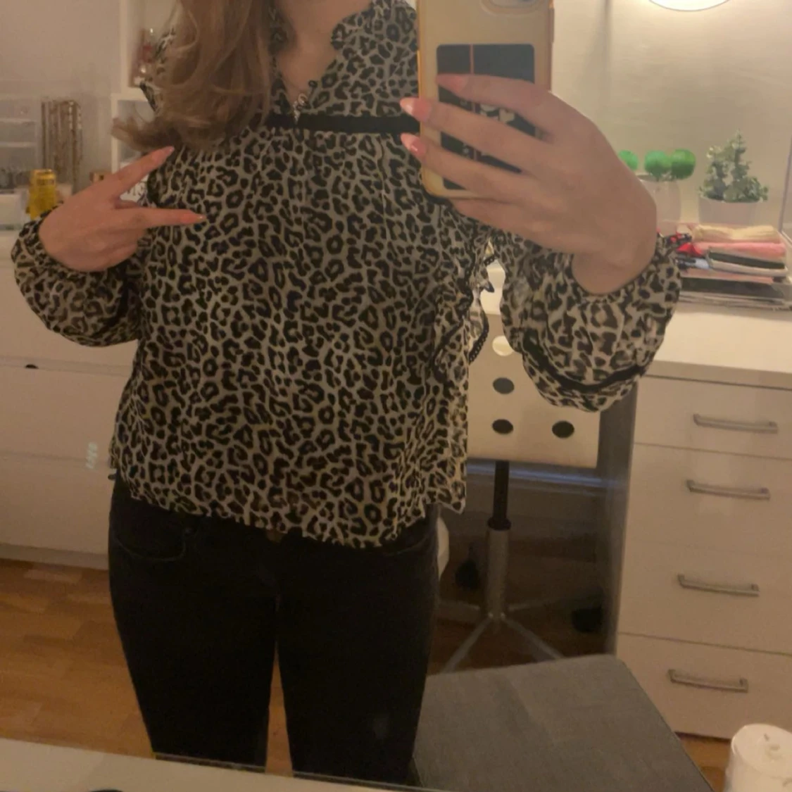 Leopardmönstrad blus med volangdetaljer - 92