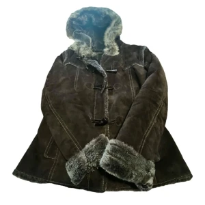 Brun mockajacka med pälsfoder - Säljer en brun mockajacka med mjukt pälsfoder och huva. Jackan har dekorativa knappar framtill och är perfekt för kyliga dagar. Den har långa ärmar och är super mysig nu i vinter! ❤️