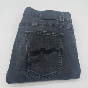 NUDIE JEANS - - Nudie jeans modell: Tight Terry - Storlek W33/L32 - Nypris runt 1600kr - Kontakta för fler frågor eller funderingar // Deluxecloset