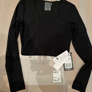 AIM’N x Bianca cropped top XS - Svart pocket crop top från Bianca Ingrossos boss babe collection med Aimn. Toppen är oanvänd och skickas i sin original förpackning. Har en ficka på ärmen (se sista bilden) Storlek XS